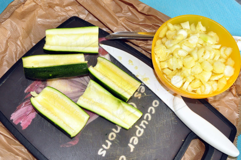 Zucchine tagliate a barchetta