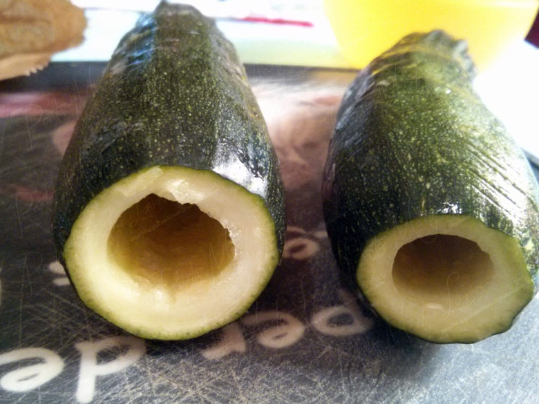 Zucchine svuotate con svuota-zucchine