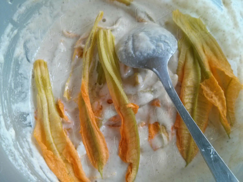 Zeppole salate con fiori di zucca