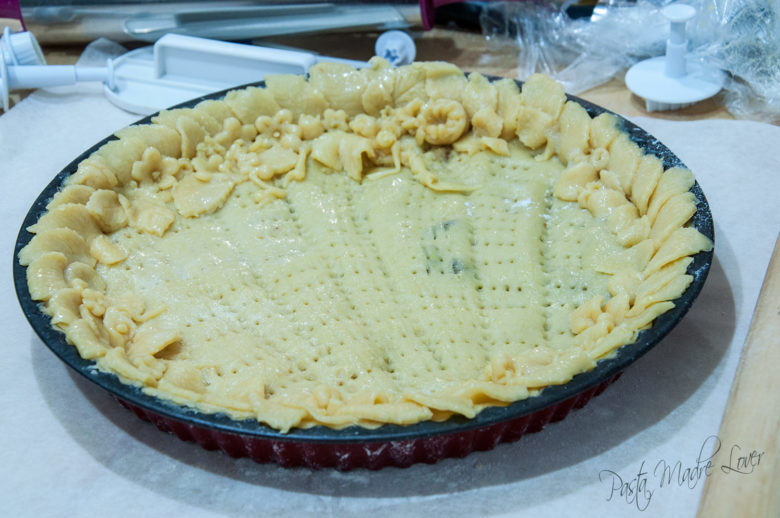 Crostata decorata ripiena