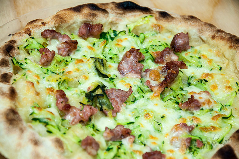 Pizza con zucchine, salsiccia e mozzarella