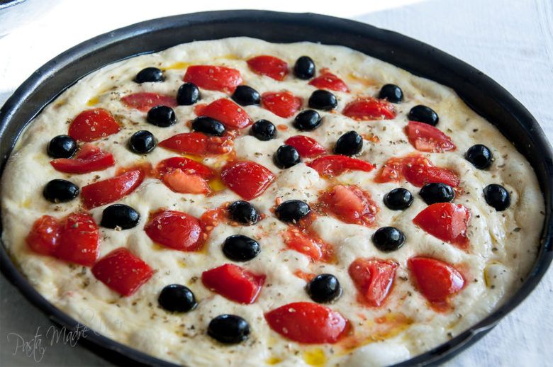 Focaccia barese, con pomodori e olive