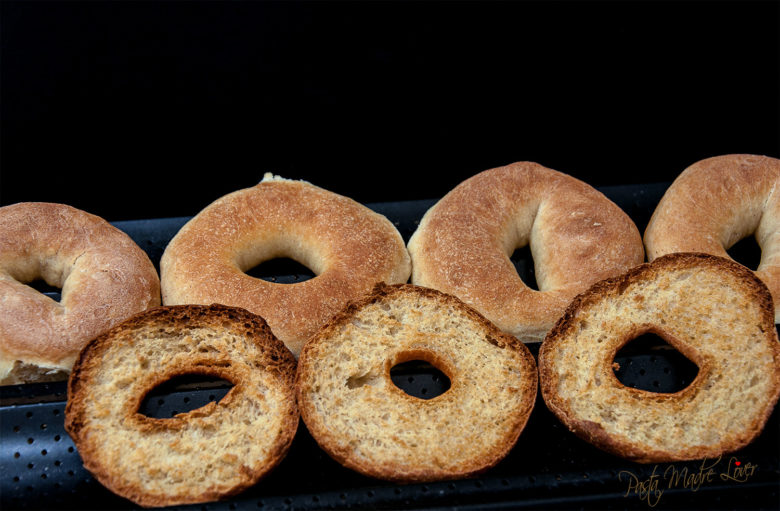 Frisella o fresella, caratteristico pane biscottato tradizionale