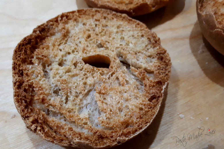 Frisella o fresella, caratteristico pane biscottato tradizionale