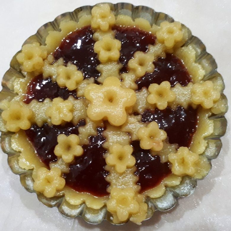 Crostatina decorata, con confettura di prugne