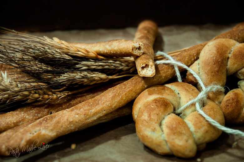 Stecche di pane grissate e taralli croccanti