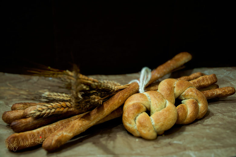 Stecche di pane grissate e taralli croccanti