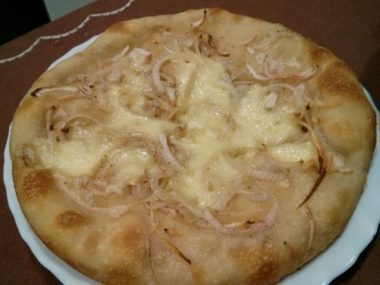 Pizza tonda con cipolla e pepe