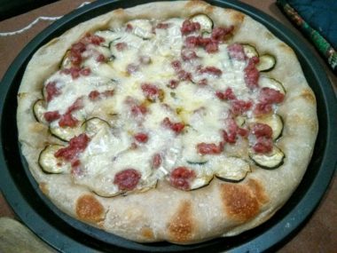 Pizza tonda con zucchine e salsiccia
