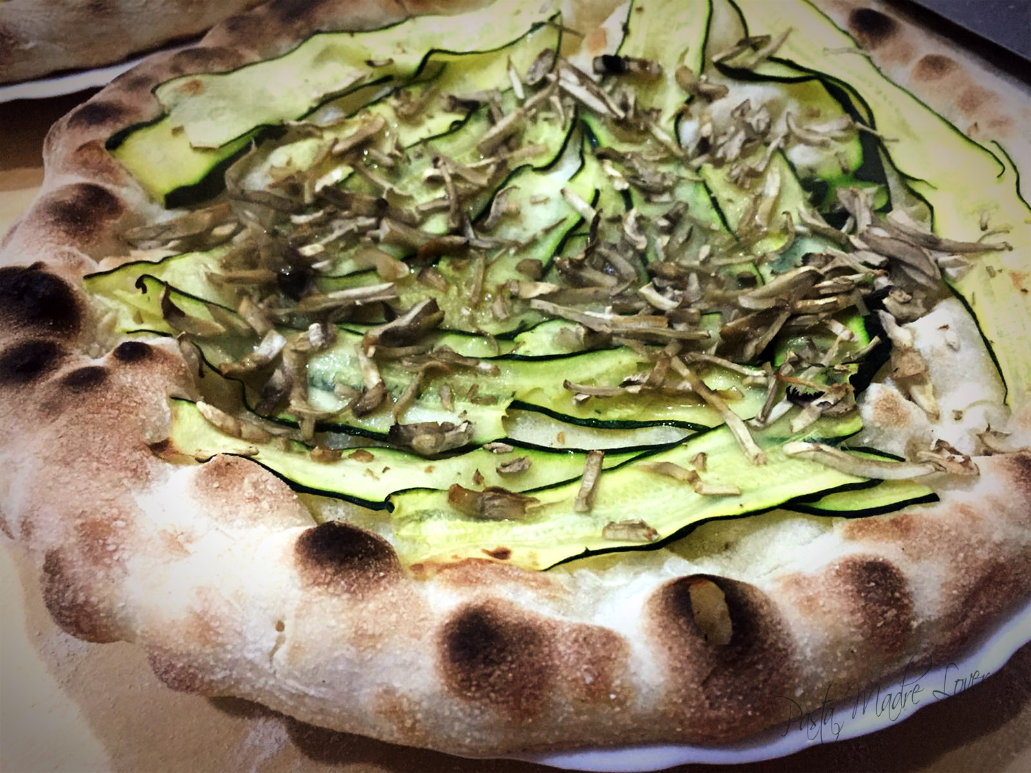 Pizza con zucchine e funghi