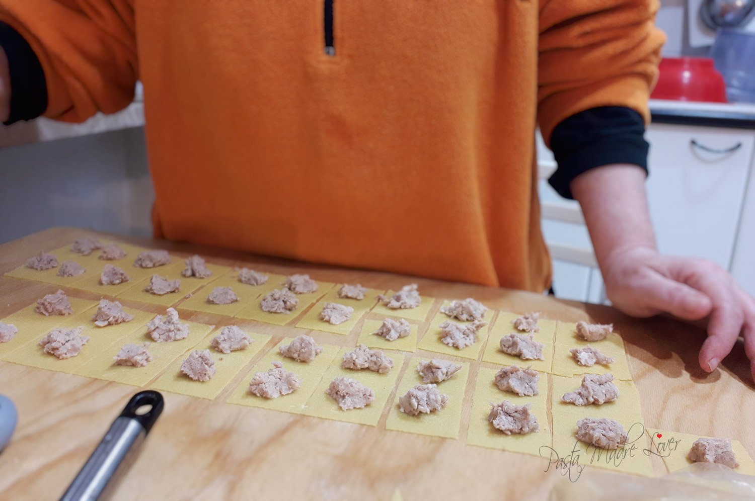 cappelletti ferraresi: il ripieno distribuito nei singoli quadrati di pasta sfoglia