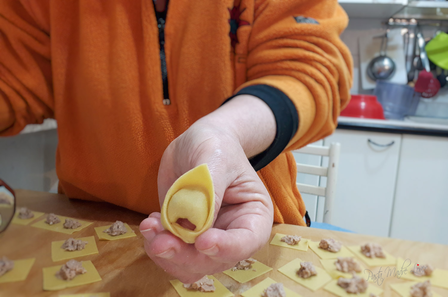 cappelletti ferraresi: chiusura completa del triangolo di pasta sfoglia formando un anello