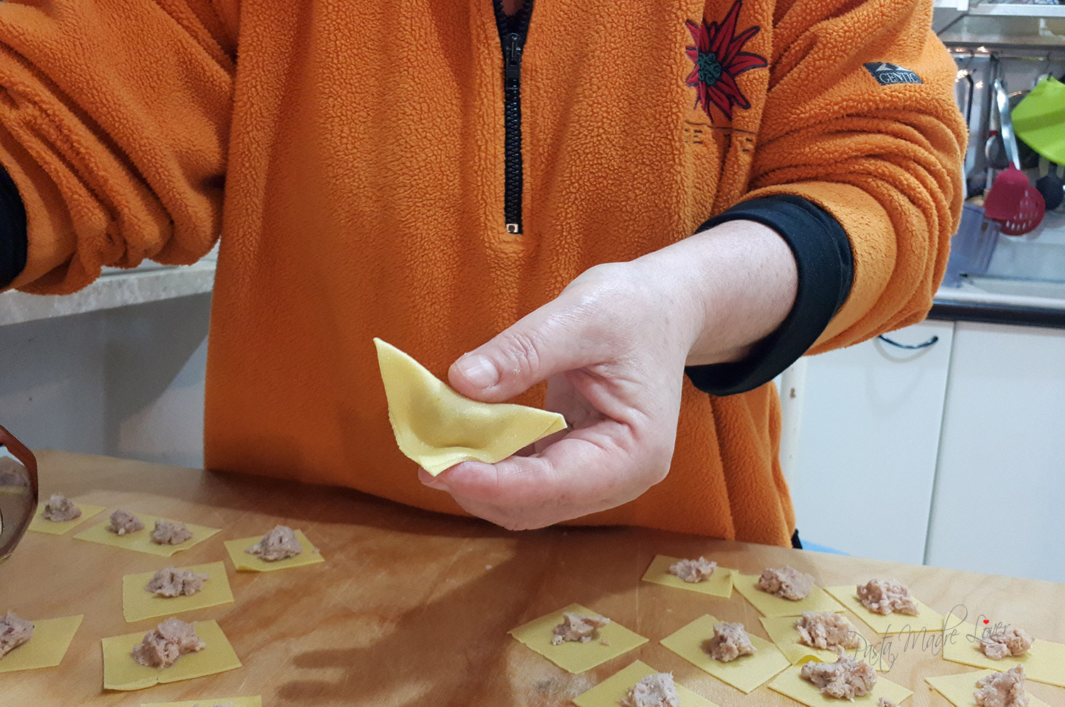 cappelletti ferraresi: prima piegatura del quadrato di pasta sfoglia a triangolo