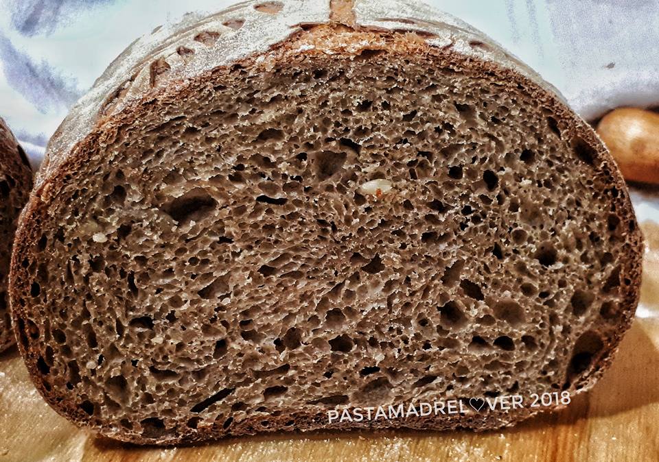 Pane nero ai cereali misti