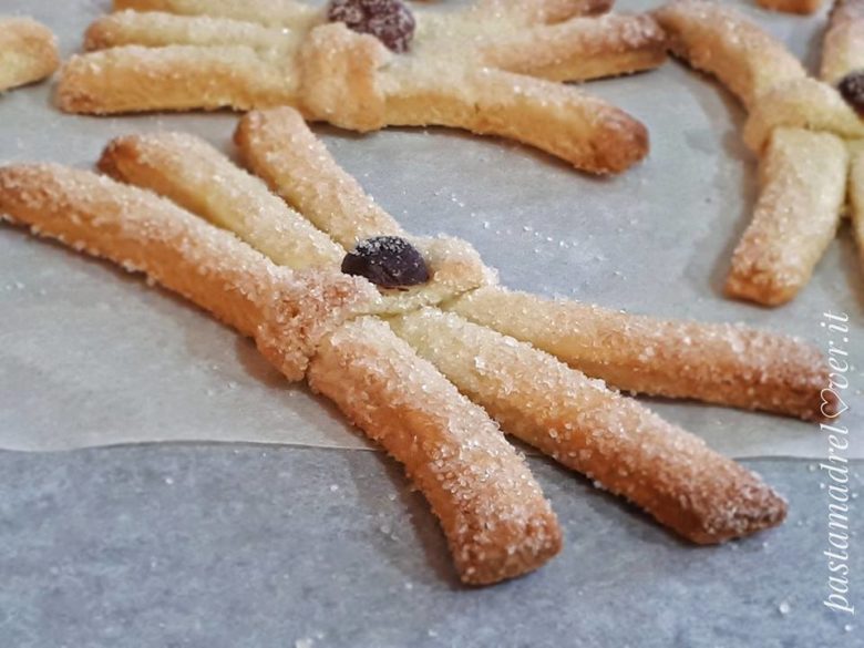 Stringhe "fioccolose" al vino bianco - Biscotti secchi con nocciola