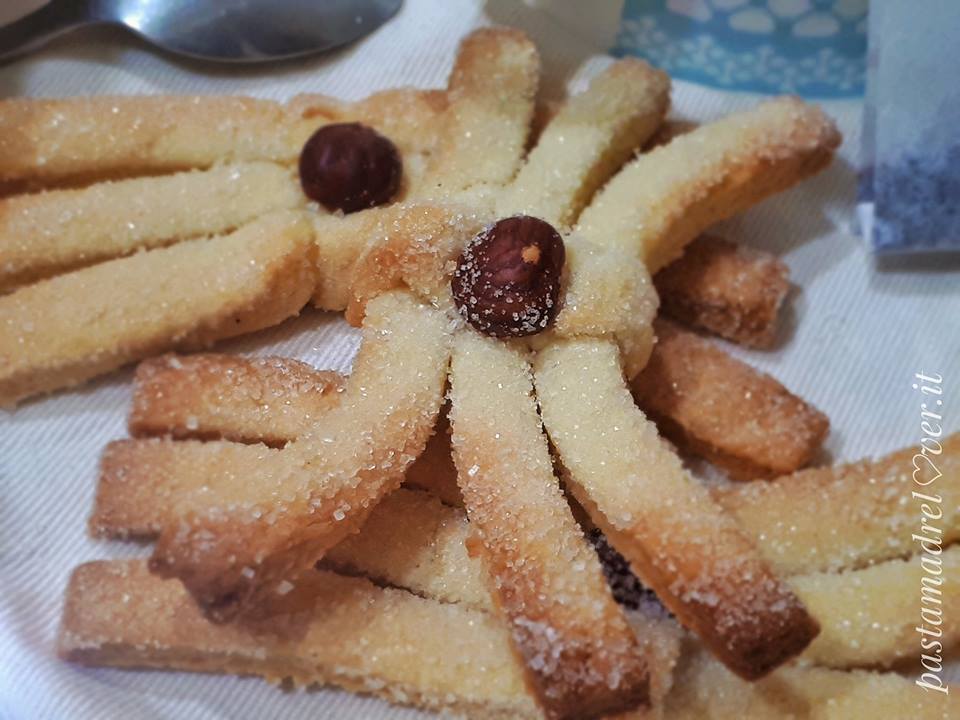 Stringhe "fioccolose" al vino bianco - Biscotti secchi con nocciola