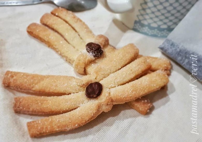 Stringhe "fioccolose" al vino bianco - Biscotti secchi con nocciola