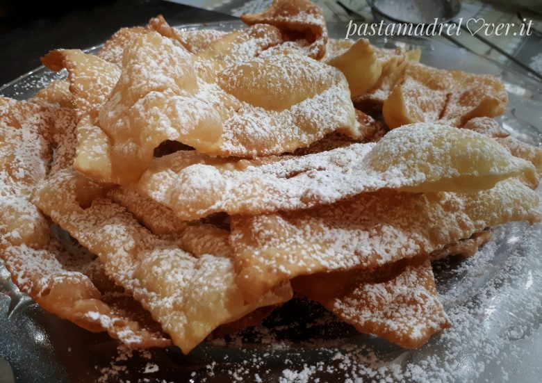 Chiacchiere o frappe di carnevale